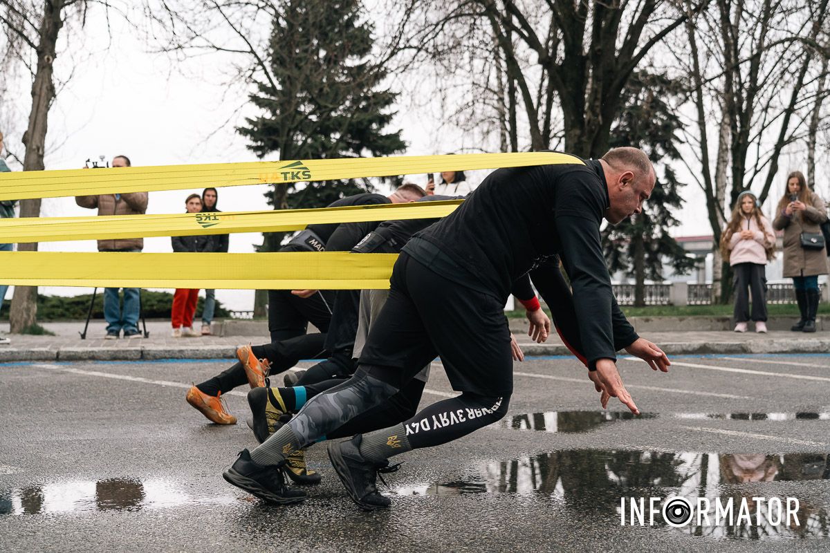 Протащили 18-тонную фуру: в Днепре превзойти командный рекорд Гиннеса 6