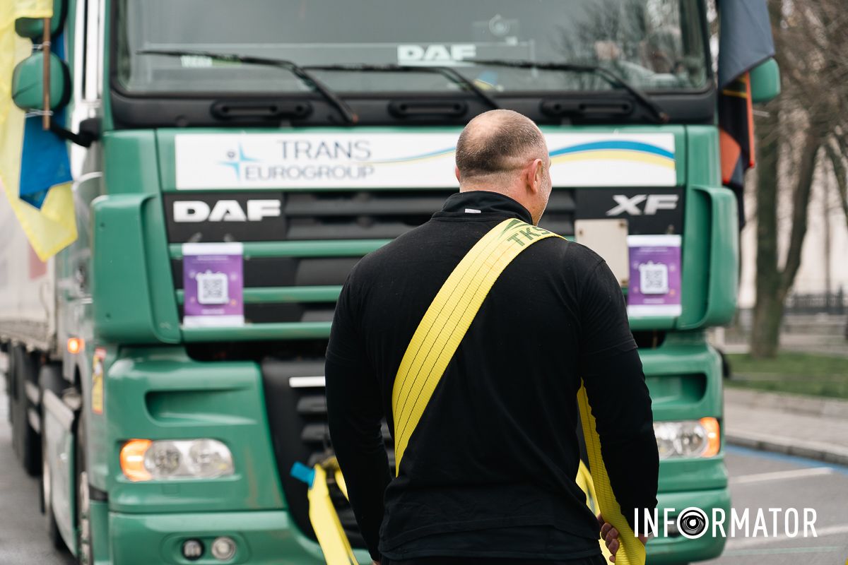 Протащили 18-тонную фуру: в Днепре превзойти командный рекорд Гиннеса 7