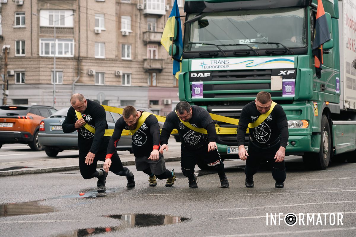 Протащили 18-тонную фуру: в Днепре превзойдет командный рекорд Гиннеса 8