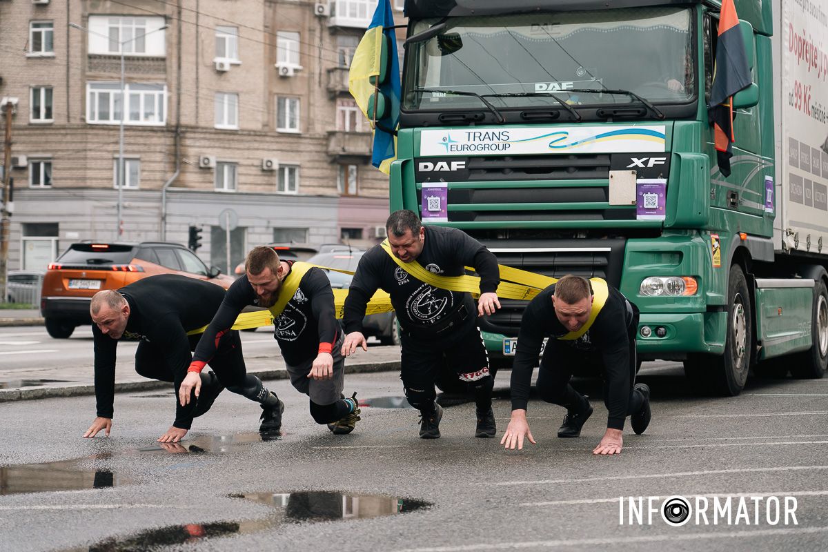 Протащили 18-тонную фуру: в Днепре превзойдет командный рекорд Гиннеса 9