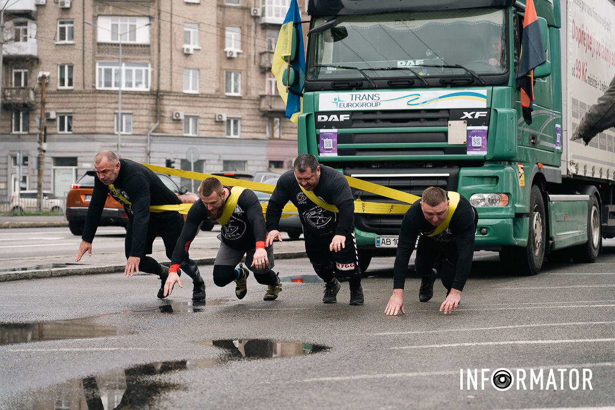 Протащили 18-тонную фуру: в Днепре превзойти командный рекорд Гиннеса 10