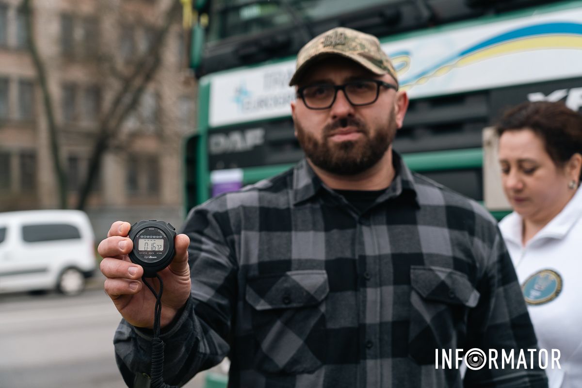 Протащили 18-тонную фуру: в Днепре превзойдет командный рекорд Гиннеса 12