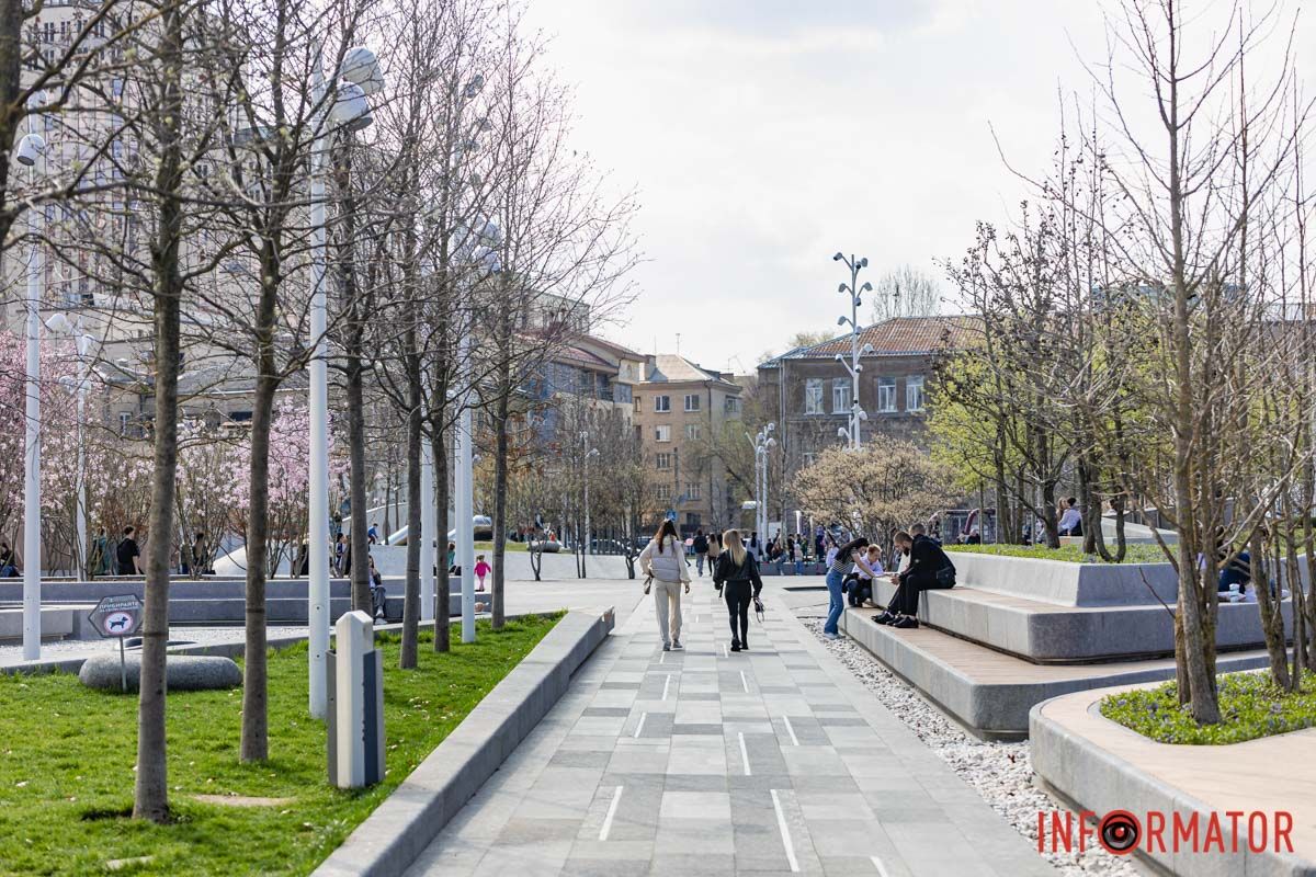 Сакури, тюльпани та магнолії: де у Дніпрі розпустилися квіти та дерева 1