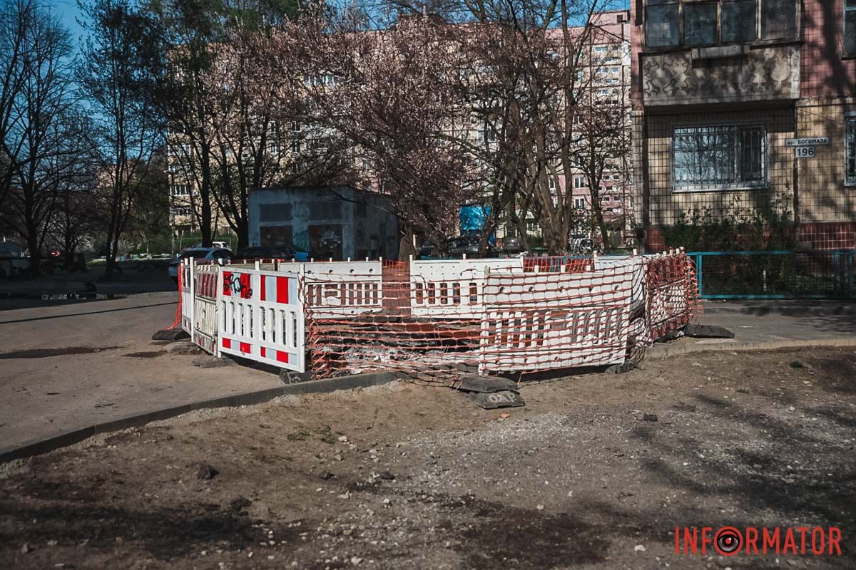 У той день в яму потрапила автівка У той день в яму потрапила автівка