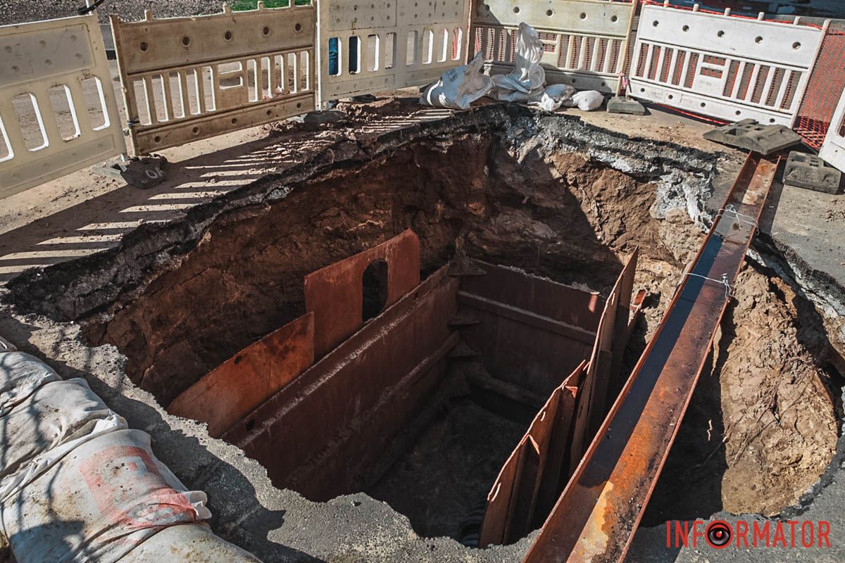 Яма утворилася через прорив мережі Яма утворилася через прорив мережі