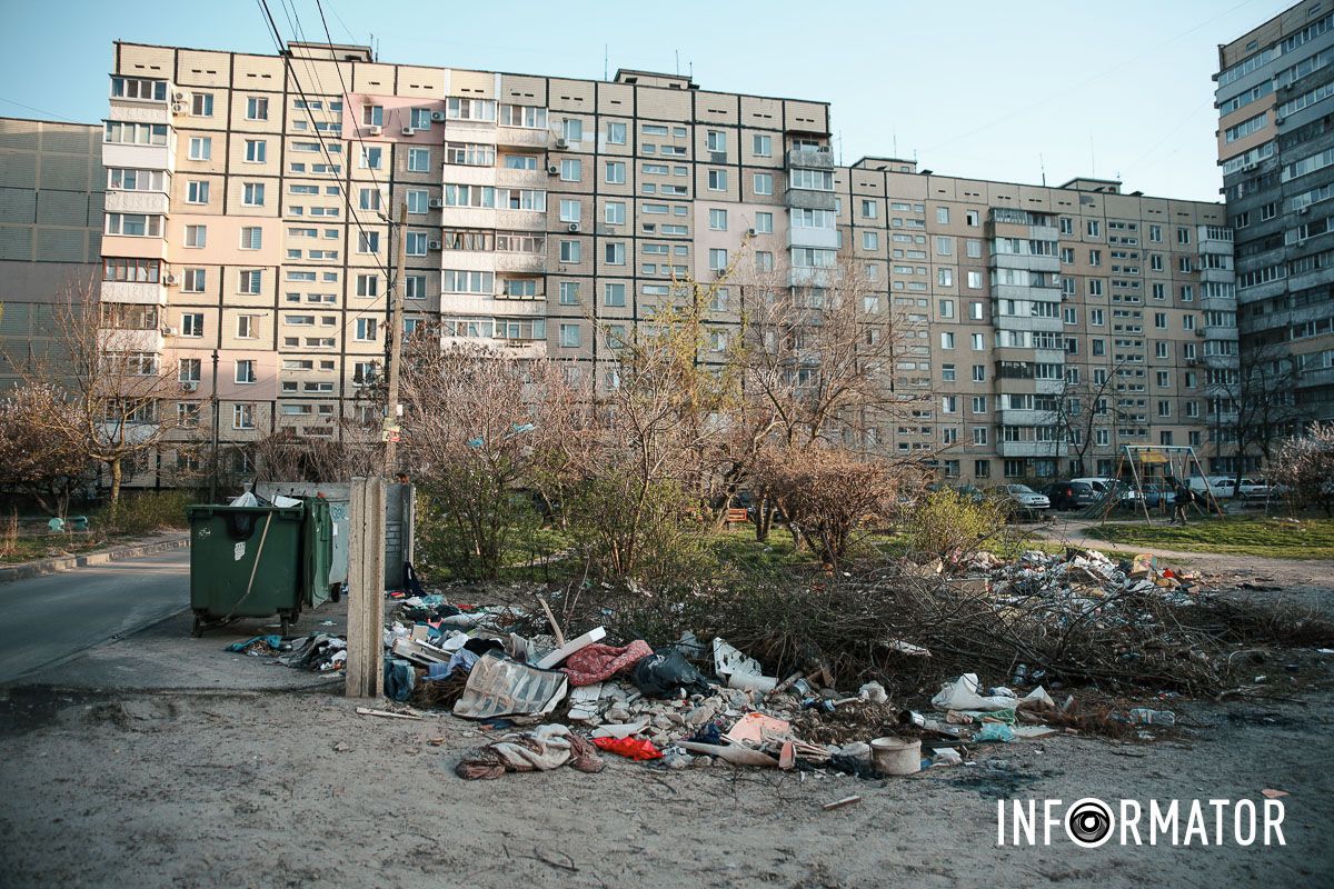 Сморід та антисанітарія: у Дніпрі на Зиновія Матли утворилося стихійне звалище між багатоповерхівками 15