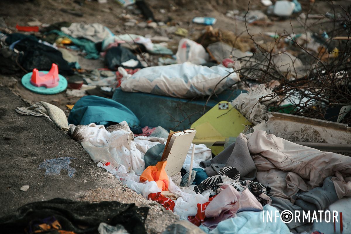 Сморід та антисанітарія: у Дніпрі на Зиновія Матли утворилося стихійне звалище між багатоповерхівками 1