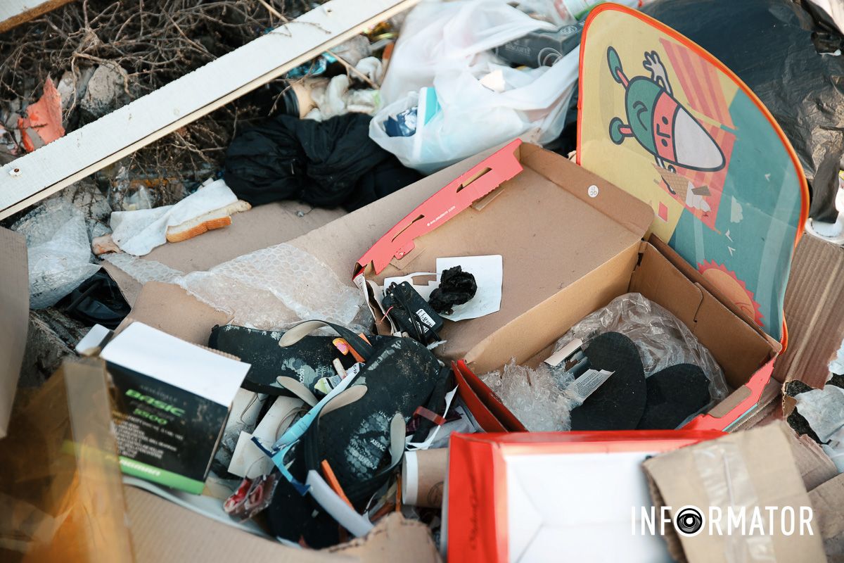 Сморід та антисанітарія: у Дніпрі на Зиновія Матли утворилося стихійне звалище між багатоповерхівками 3