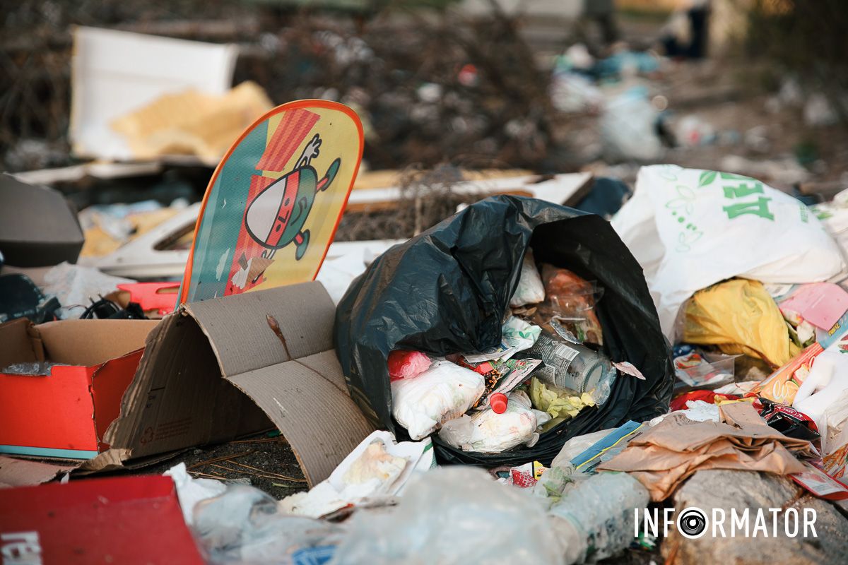 Сморід та антисанітарія: у Дніпрі на Зиновія Матли утворилося стихійне звалище між багатоповерхівками 9