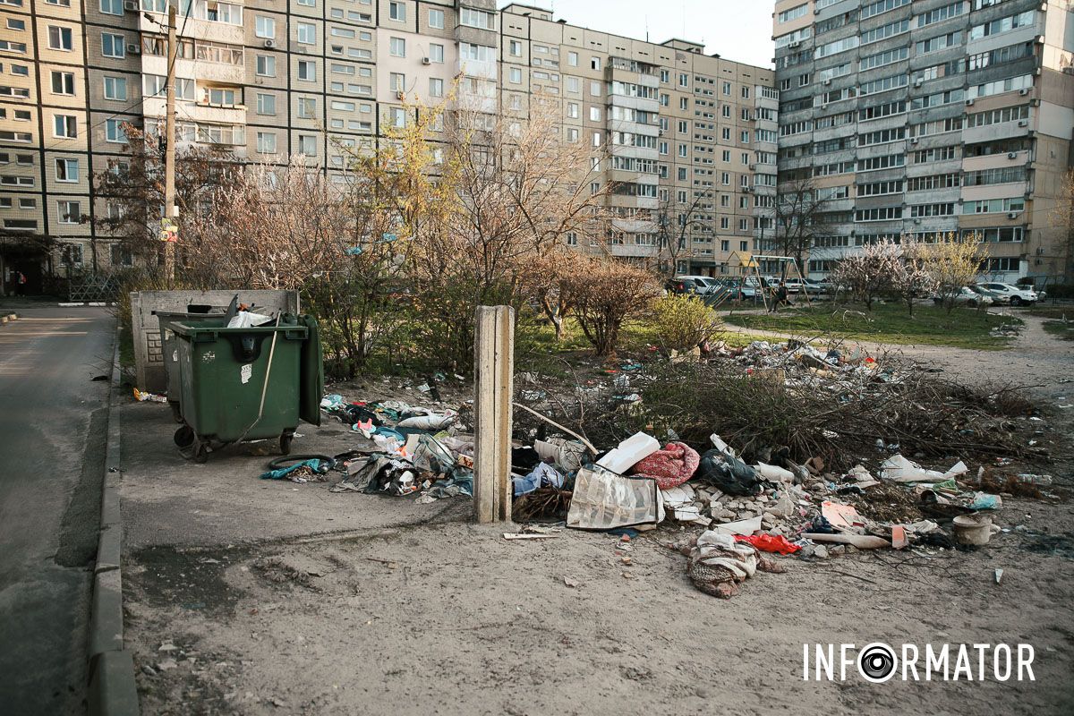Сморід та антисанітарія: у Дніпрі на Зиновія Матли утворилося стихійне звалище між багатоповерхівками 2
