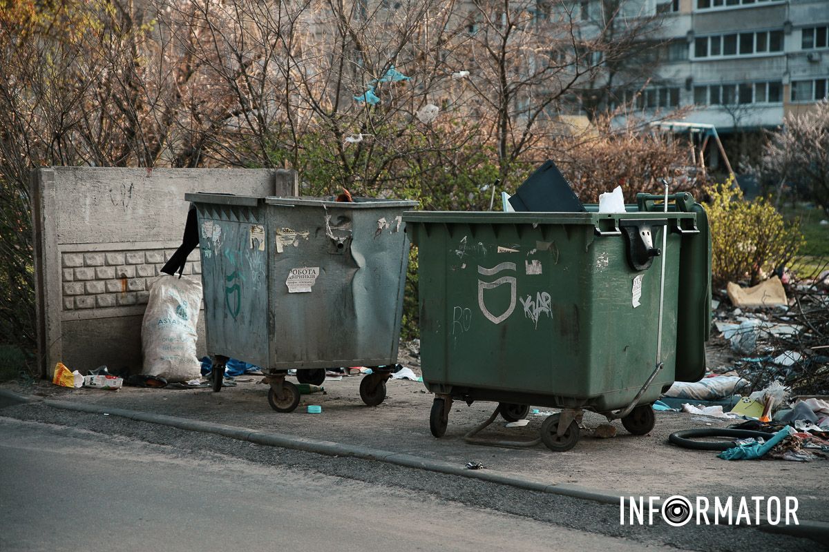 Сморід та антисанітарія: у Дніпрі на Зиновія Матли утворилося стихійне звалище між багатоповерхівками 7