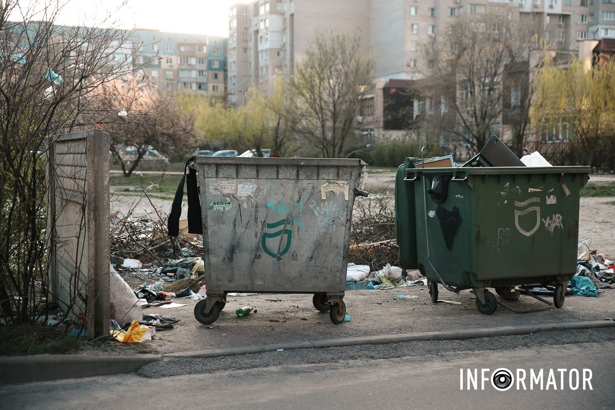 Сморід та антисанітарія: у Дніпрі на Зиновія Матли утворилося стихійне звалище між багатоповерхівками 13