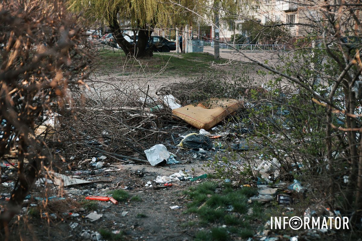 Сморід та антисанітарія: у Дніпрі на Зиновія Матли утворилося стихійне звалище між багатоповерхівками 14