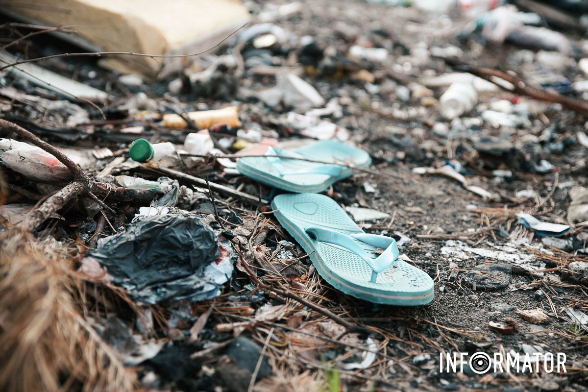 Сморід та антисанітарія: у Дніпрі на Зиновія Матли утворилося стихійне звалище між багатоповерхівками 4