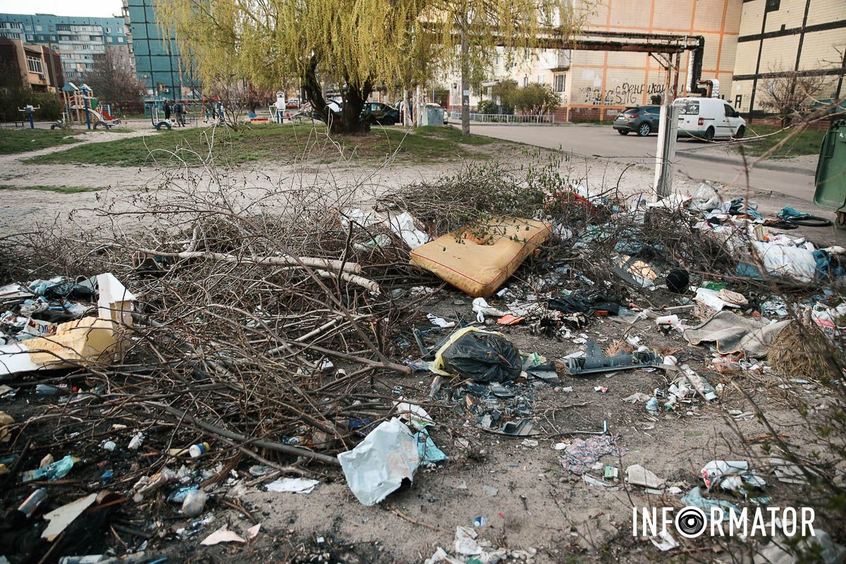 Сморід та антисанітарія: у Дніпрі на Зиновія Матли утворилося стихійне звалище між багатоповерхівками 12