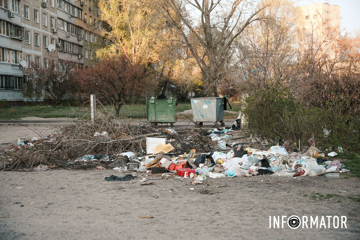 Сморід та антисанітарія: у Дніпрі на Зиновія Матли утворилося стихійне звалище між багатоповерхівками 8