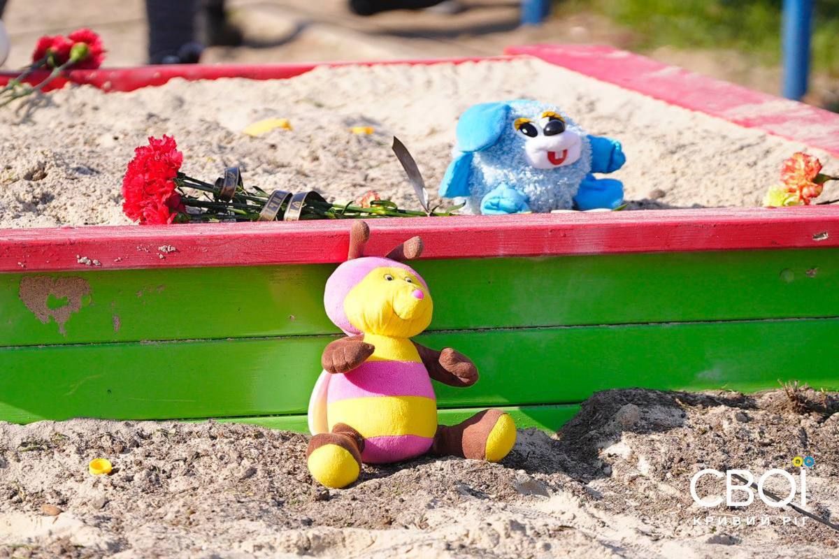 До місця ракетного удару місцеві мешканці принесли іграшки та квіти з чорними стрічками До місця ракетного удару місцеві мешканці принесли іграшки та квіти з чорними стрічками