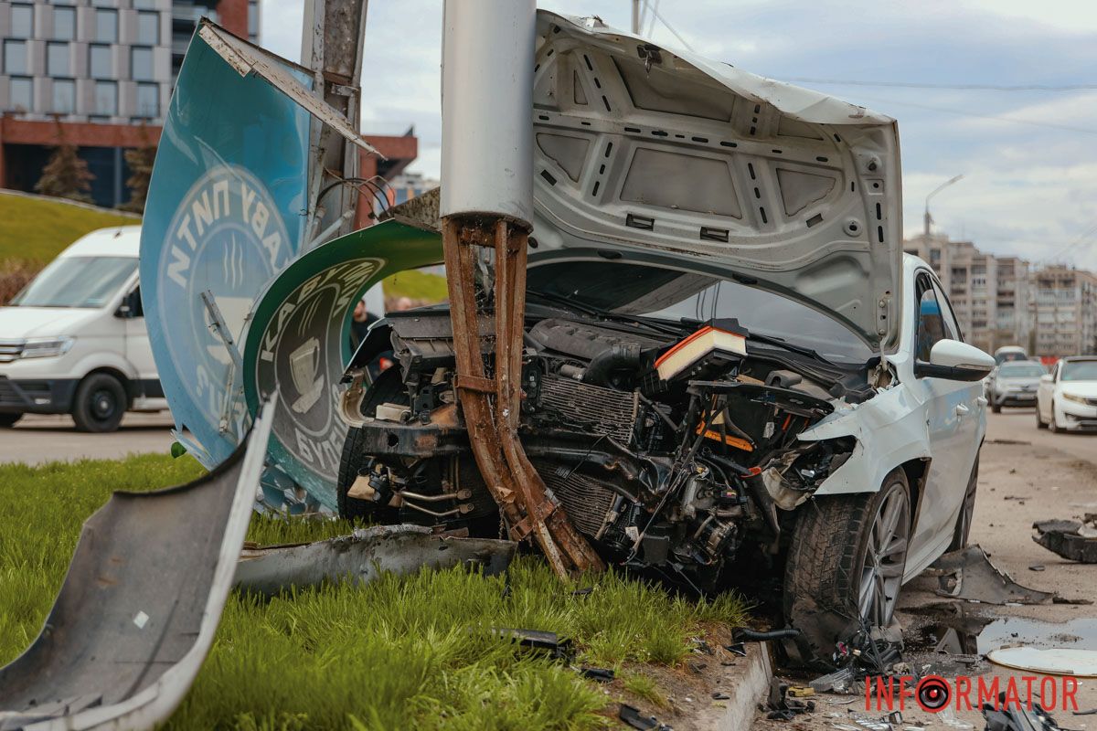 Машина въехала в стелу заправки Машина въехала в стелу заправки