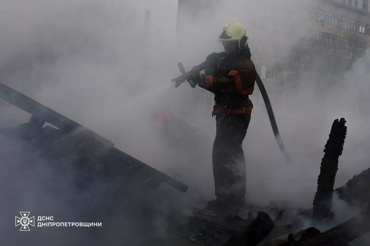 Огонь охватил крышу двухэтажного дома и квартиру на втором этаже Огонь охватил крышу двухэтажного дома и квартиру на втором этаже