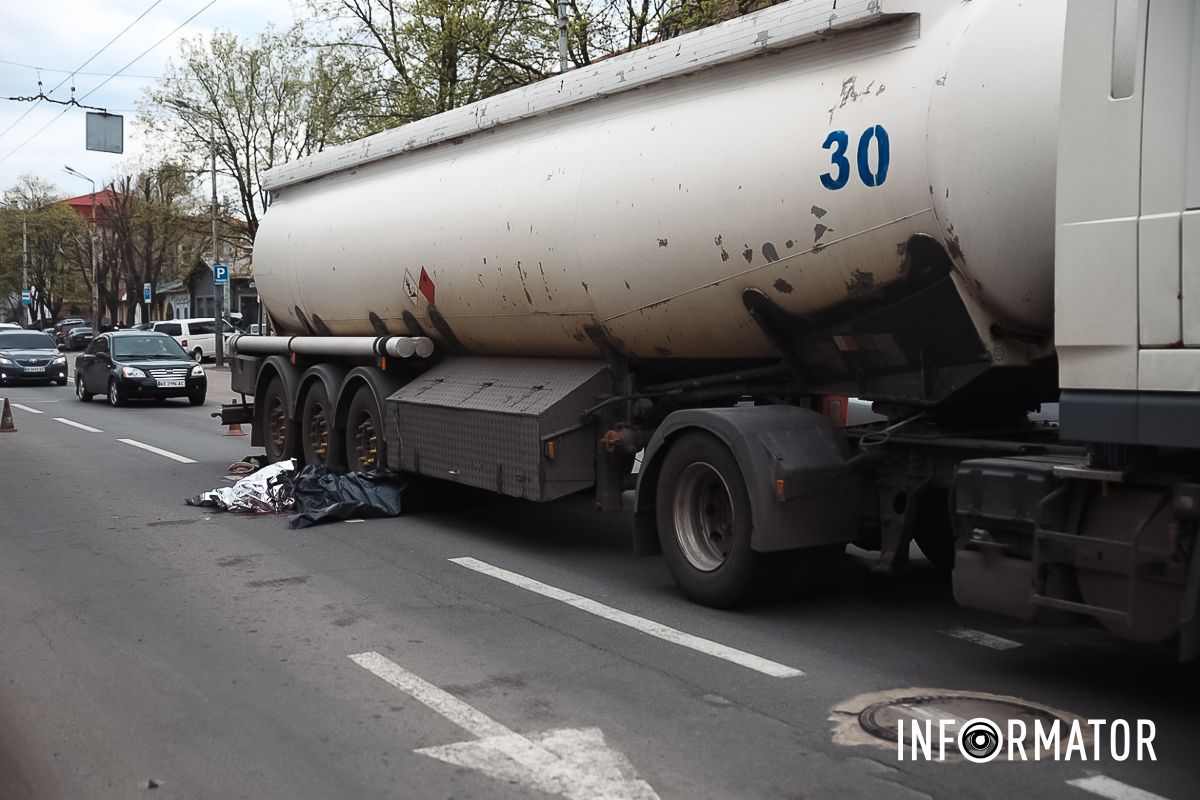 Жінка потрапила під колеса бензовоза DAF Жінка потрапила під колеса бензовоза DAF