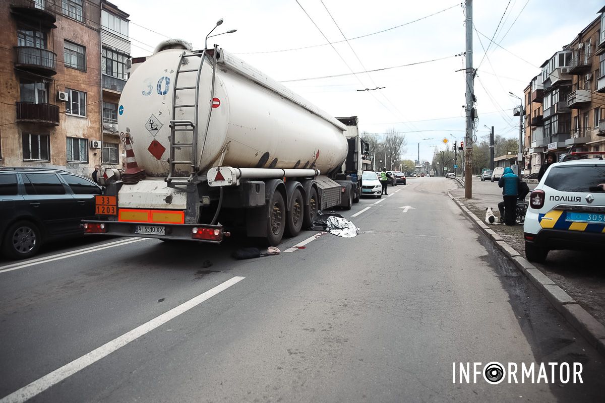 Поблизу станції метро “Метробудівників” жінка почала перебігати дорогу Поблизу станції метро “Метробудівників” жінка почала перебігати дорогу