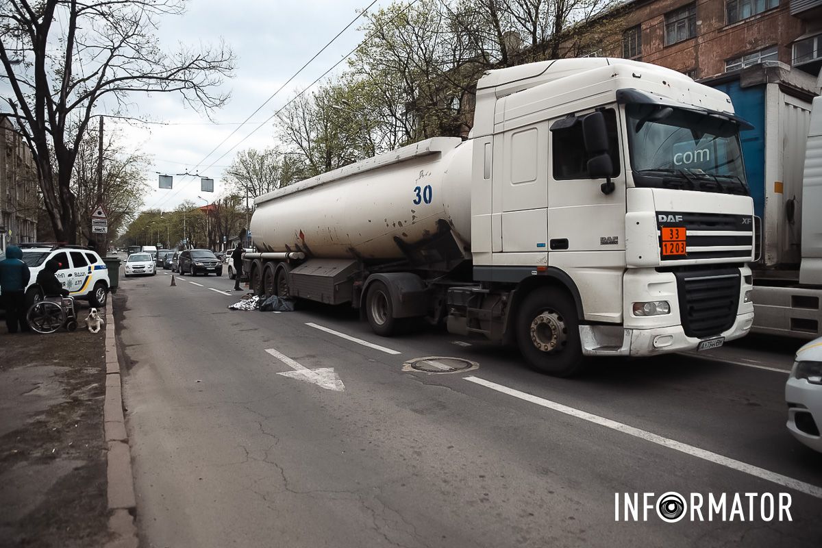 Водії об'їжджають місце ДТП по тротуару або по зустрічній смузі Водії об'їжджають місце ДТП по тротуару або по зустрічній смузі