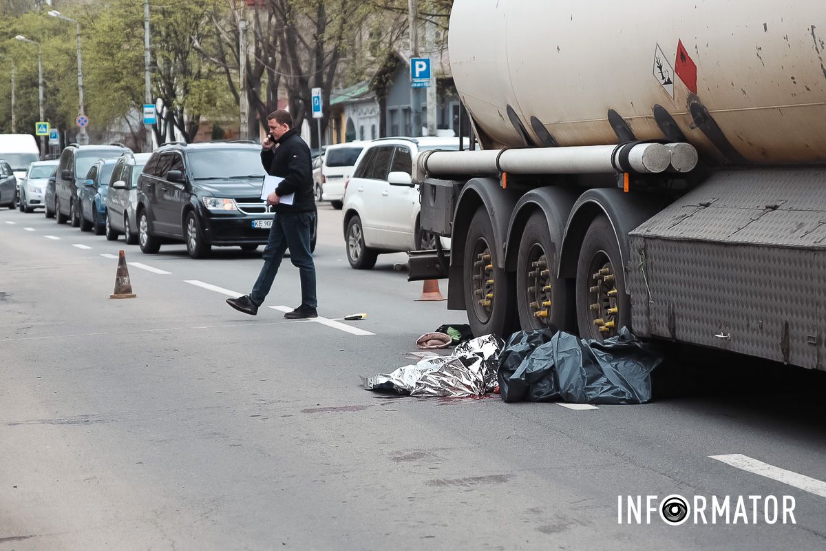 Жінка потрапила у сліпу зону вантажівки і опинилася під її колесами Жінка потрапила у сліпу зону вантажівки і опинилася під її колесами
