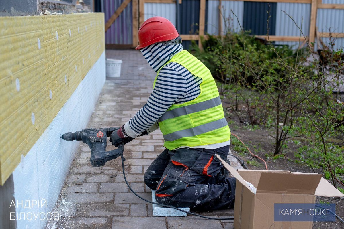 На Гімназичному проспекті у Кам’янському проходить капремонт гуртожитку для переселенців 3
