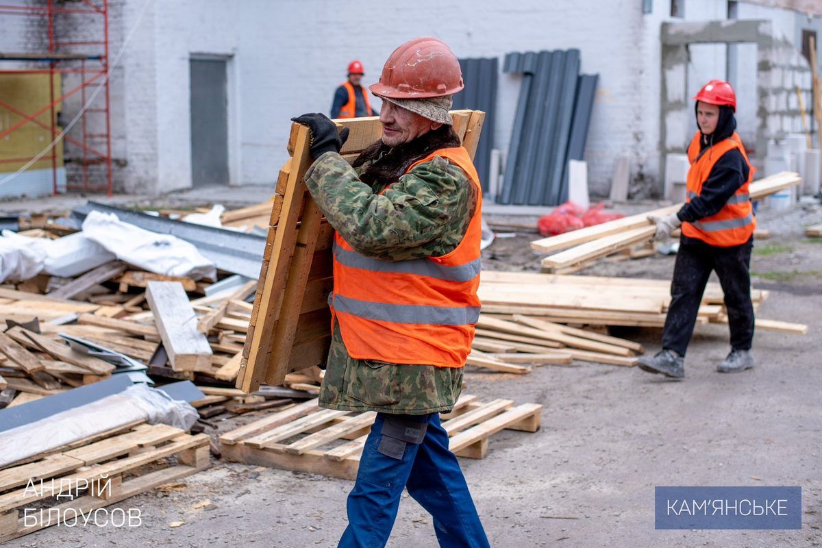 На Гімназичному проспекті у Кам’янському проходить капремонт гуртожитку для переселенців 6