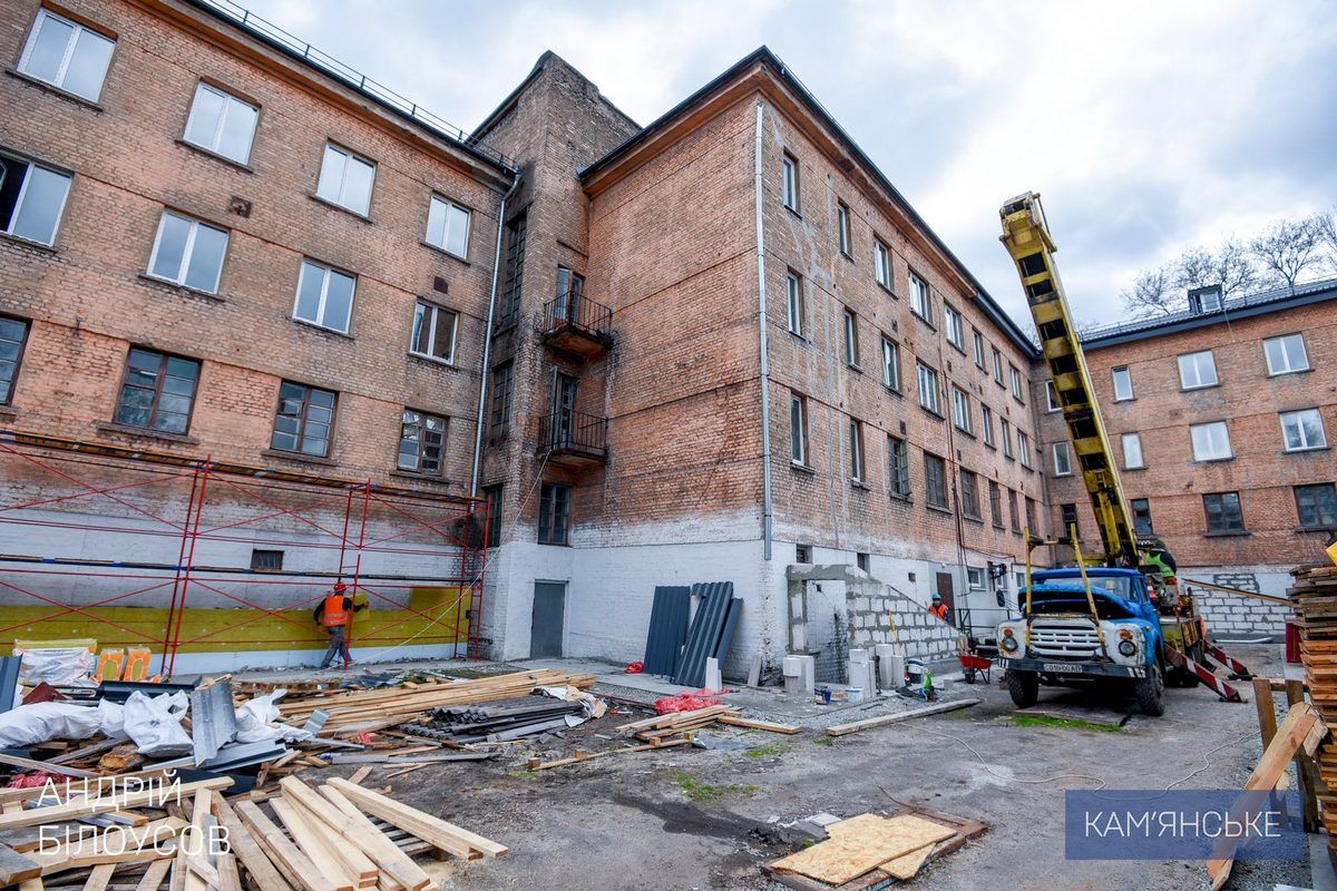 На Гімназичному проспекті у Кам’янському проходить капремонт гуртожитку для переселенців 7