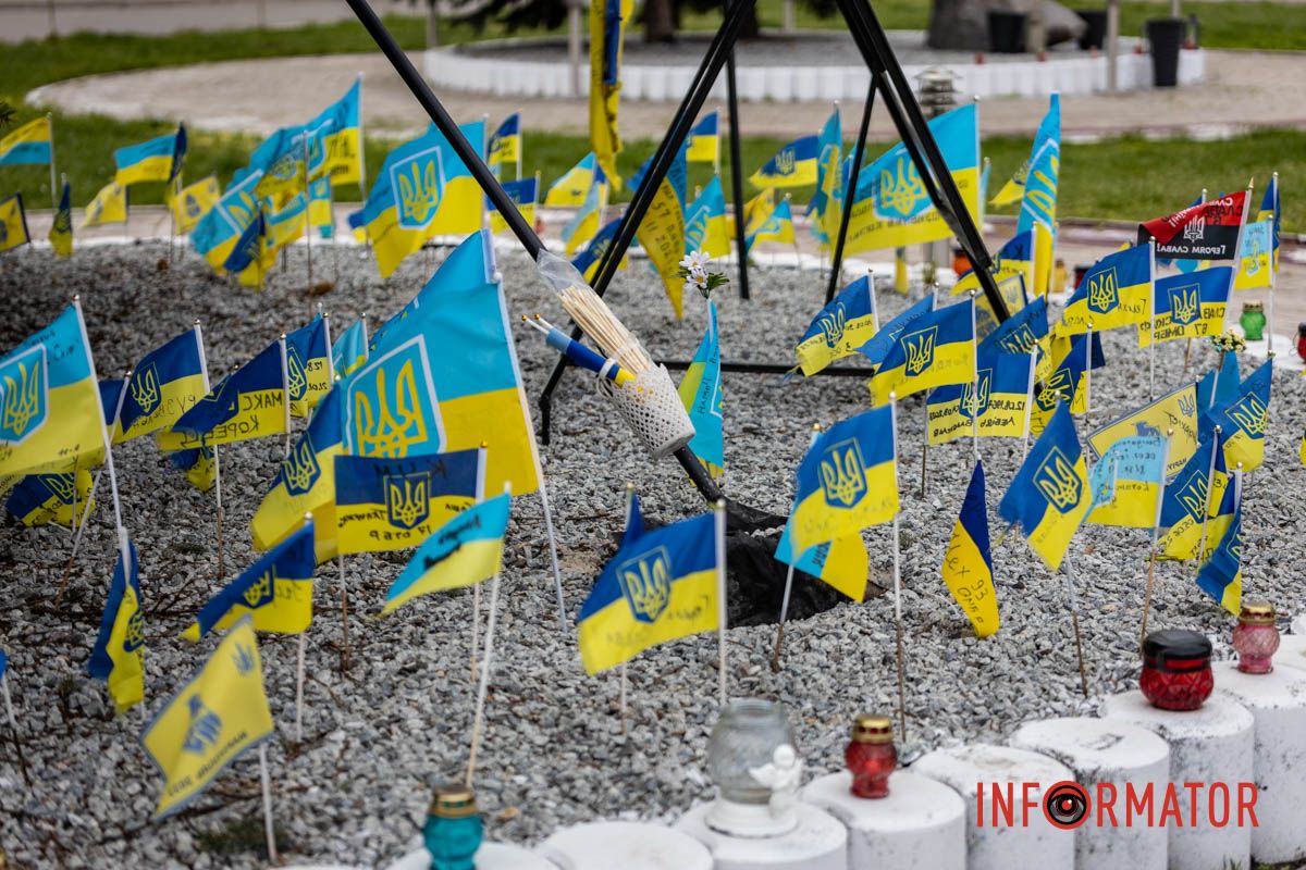 Эту Аллею Памяти люди создали своими силами В Днепре на площади Единства на Аллее Памяти надругались над государственными флагами.