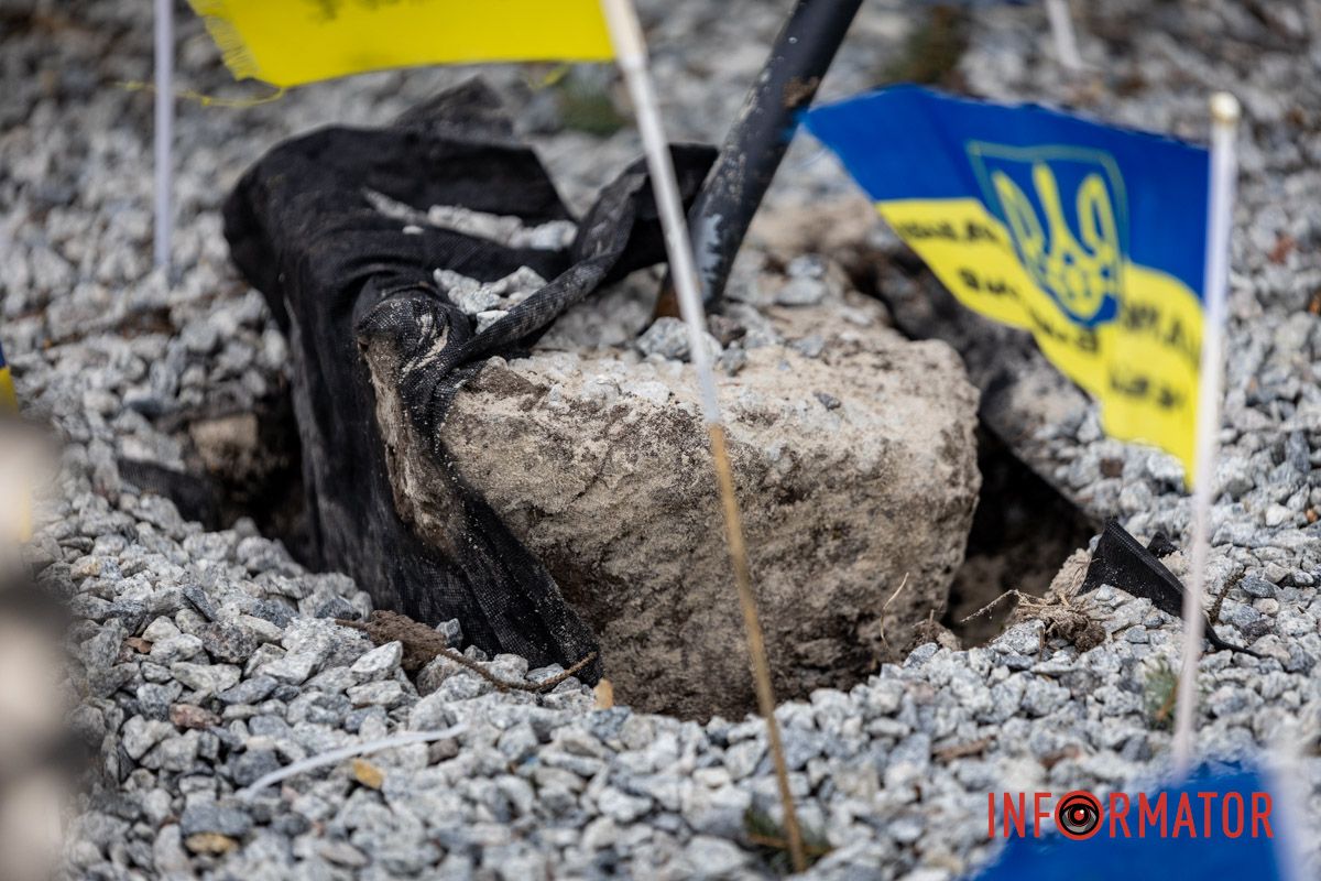 Вандалы наругались над украинским флагом В Днепре на площади Единства на Аллее Памяти надругались над государственными флагами