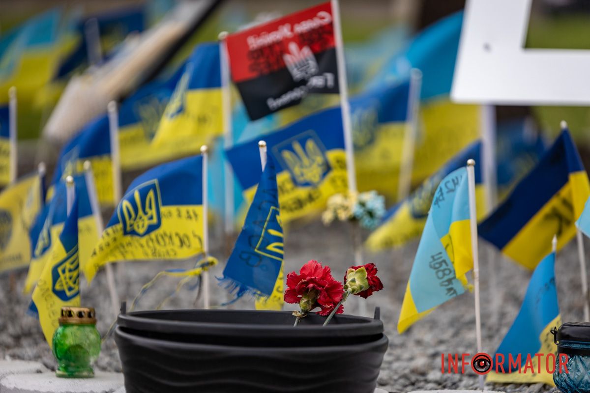 Люди приносят цветы, чтобы почтить память В Днепре на площади Единства на Аллее Памяти надругались над государственными флагами 5