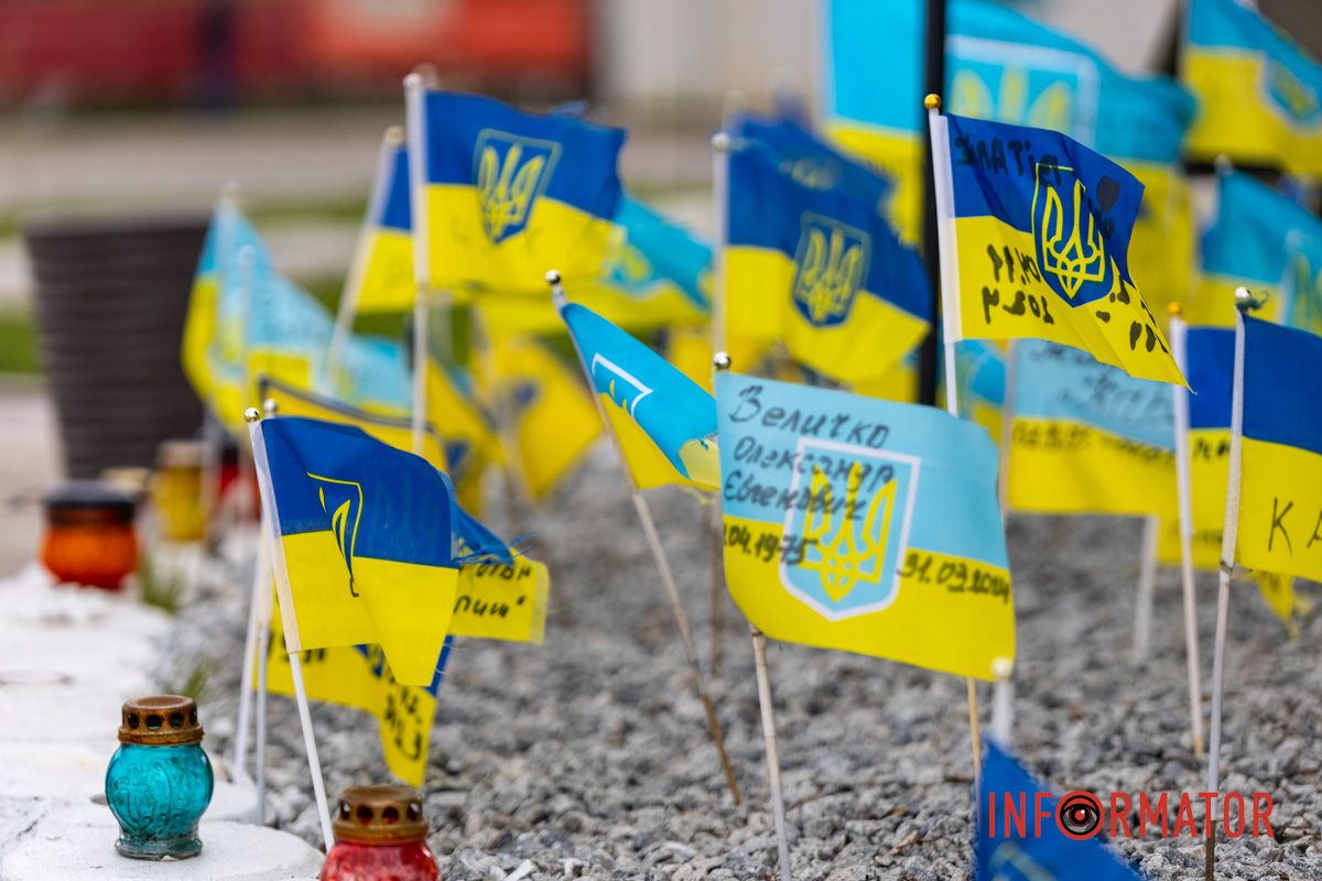 Имена тех, кто отдал свою жизнь в этой войне В Днепре на площади Единства на Аллее Памяти надругались над государственными флагами