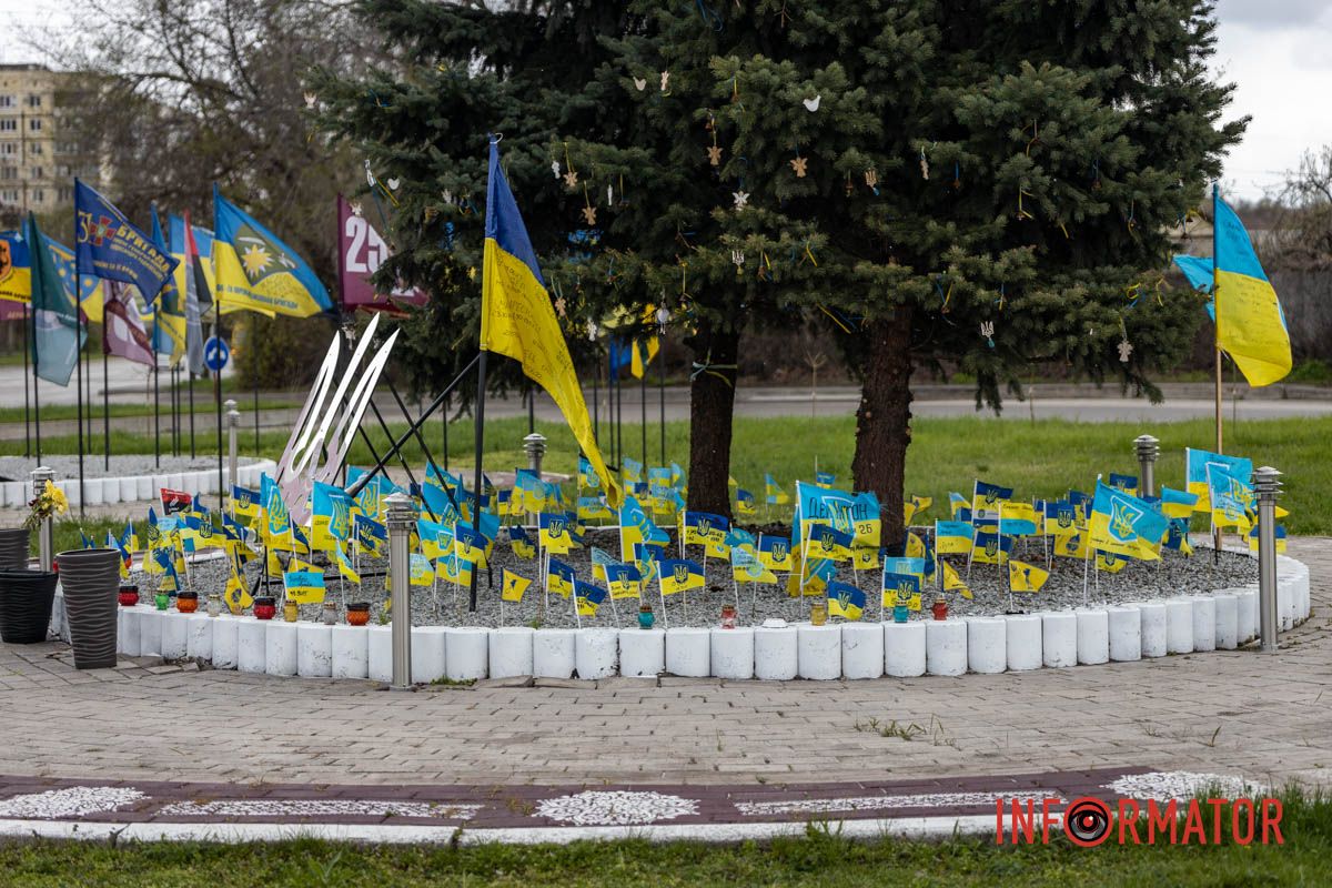 Эта аллея находится вблизи площади Единства В Днепре на площади Единства на Аллее Памяти надругались над государственными флагами 6