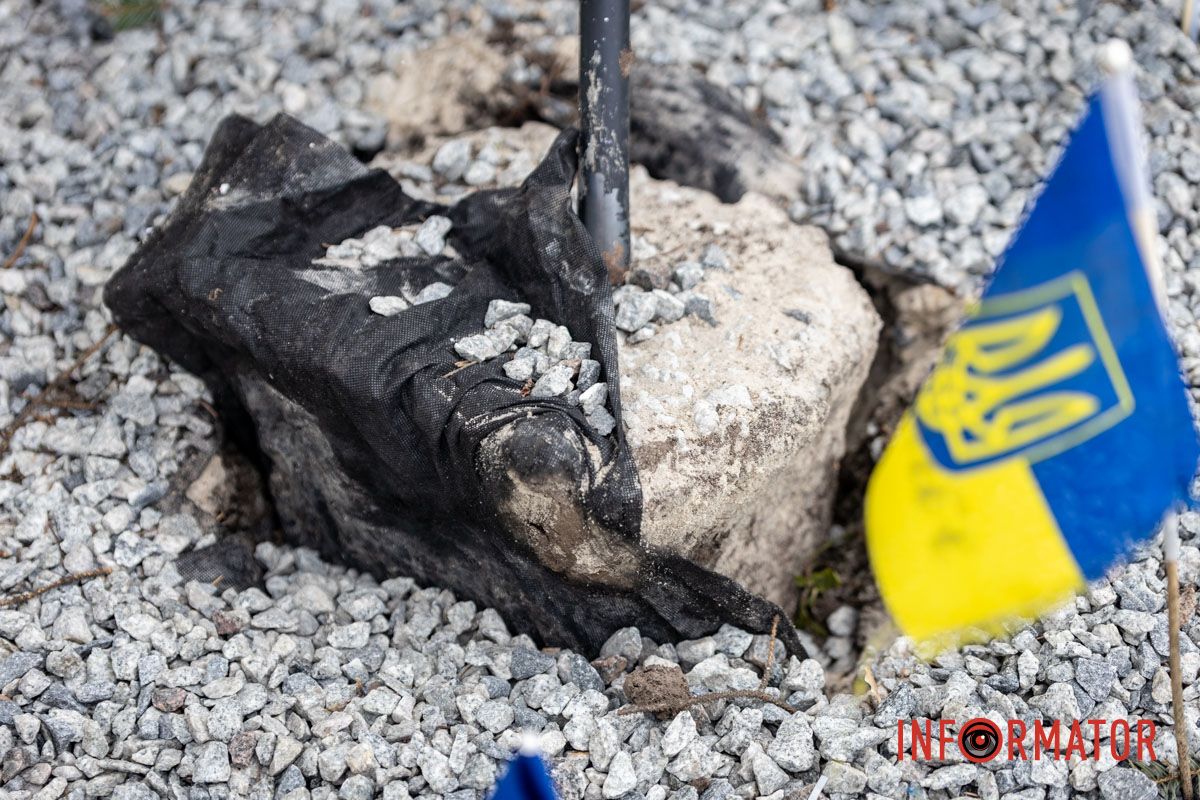 Вырвали прямо с основанием В Днепре на площади Единства на Аллее Памяти надругались над государственными флагами 9