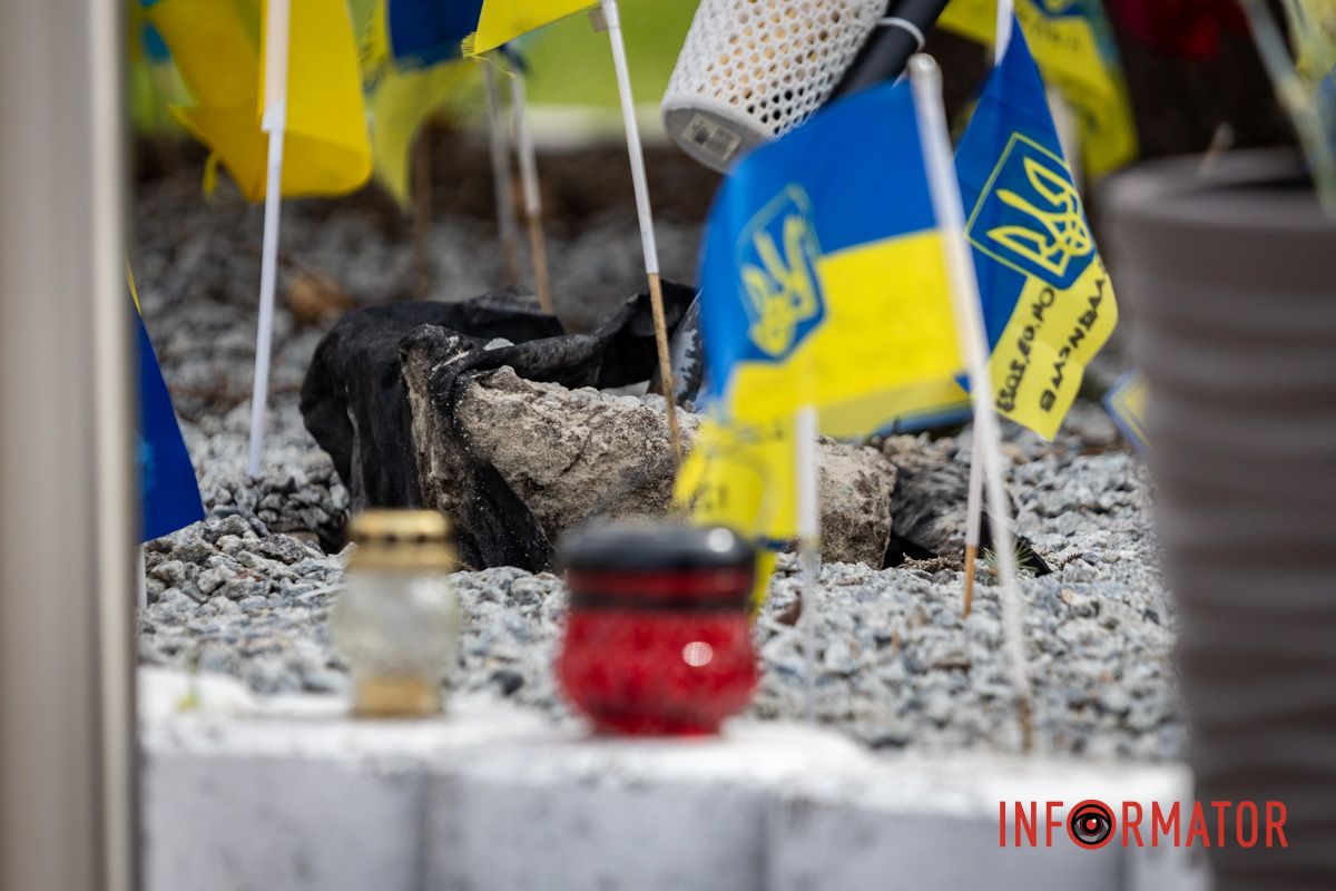 Сломали большие и маленькие флаги В Днепре на площади Единства на Аллее Памяти надругались над государственными флагами