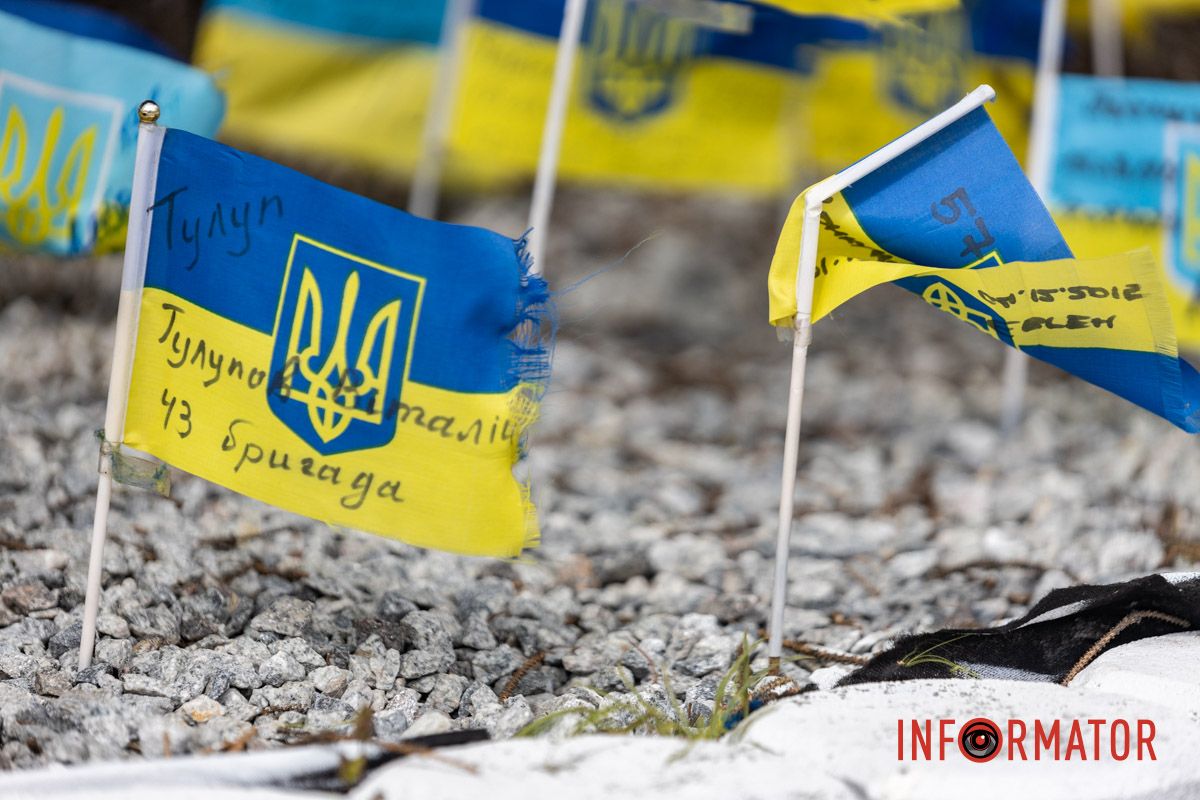 Имя каждого не забыто В Днепре на площади Единства на Аллее Памяти надругались над государственными флагами 7