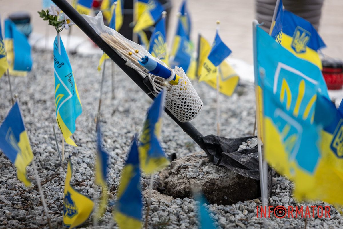 На месте работала следственно-оперативная группа В Днепре на площади Единства на Аллее Памяти надругались над государственными флагами 11