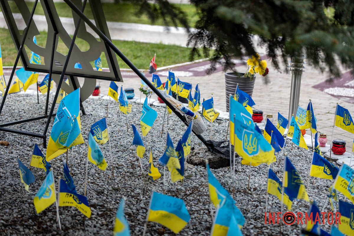 Делом уже занимается полиция В Днепре на площади Единства на Аллее Памяти надругались над государственными флагами 8