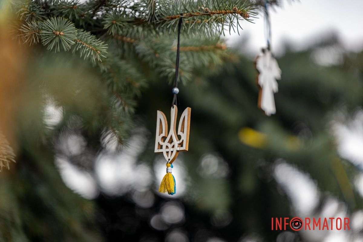 Дежавный символ В Днепре на площади Единства на Аллее Памяти надругались над государственными флагами 10