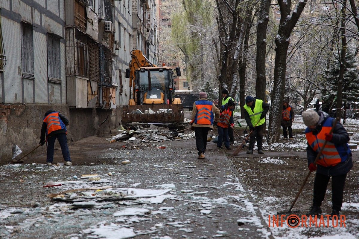 Вибиті вікна, руїна та знищені автомобілі: як виглядають місця ударів рф «Шахедами» по Дніпру 3