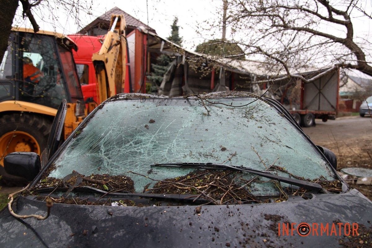 Вибиті вікна, руїна та знищені автомобілі: як виглядають місця ударів рф «Шахедами» по Дніпру 17
