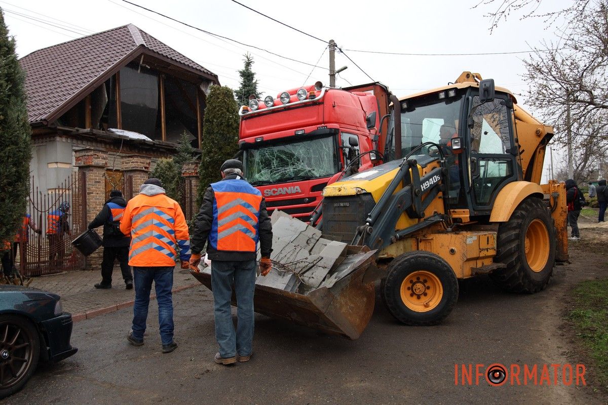 Вибиті вікна, руїна та знищені автомобілі: як виглядають місця ударів рф «Шахедами» по Дніпру 16