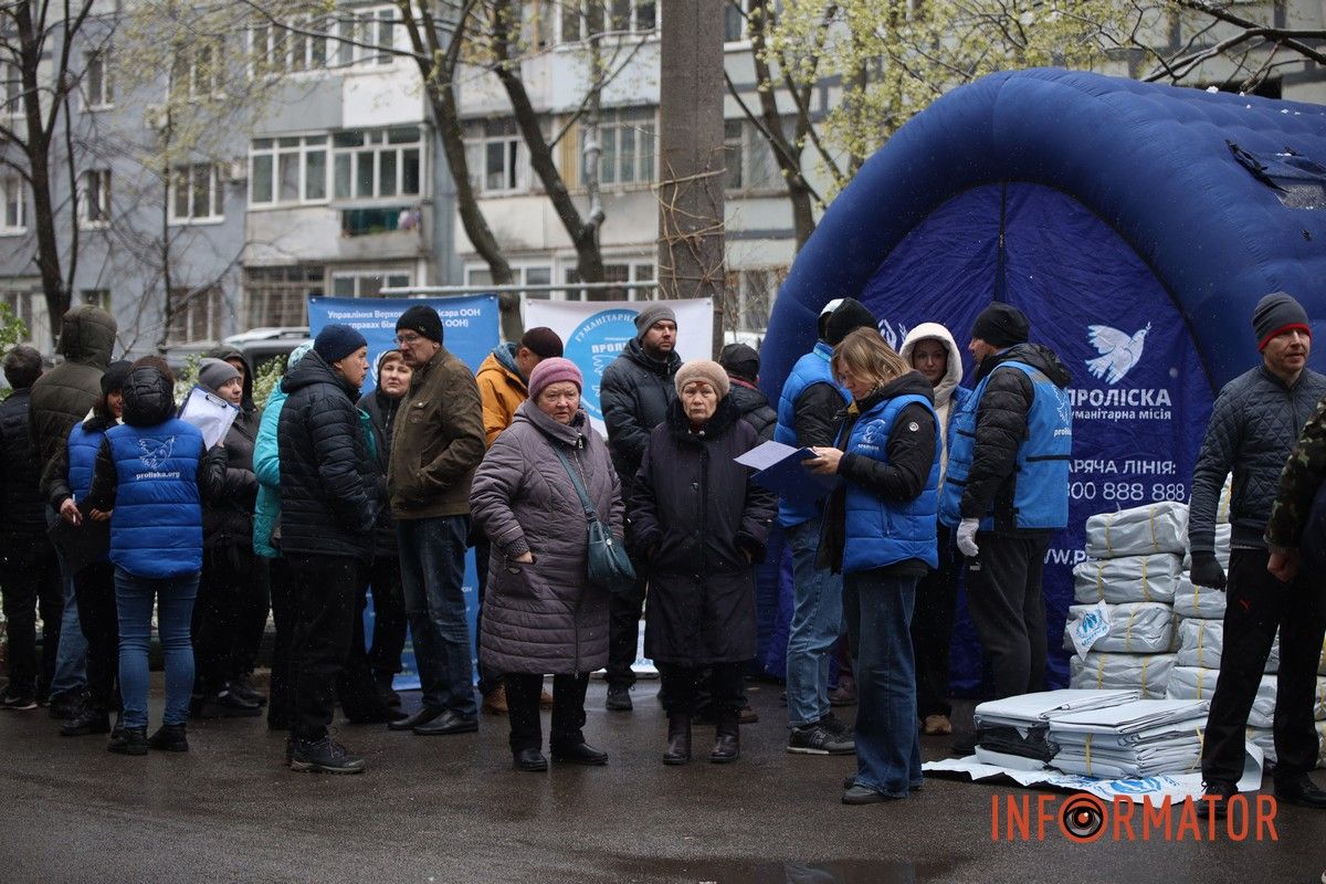 Вибиті вікна, руїна та знищені автомобілі: як виглядають місця ударів рф «Шахедами» по Дніпру 24