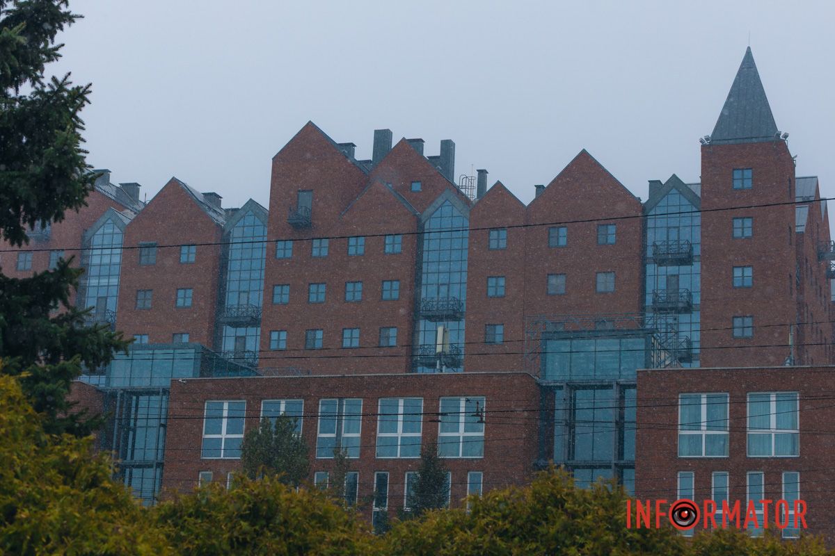 Тюльпани під білою ковдрою: Дніпро у квітні засипає снігом 8