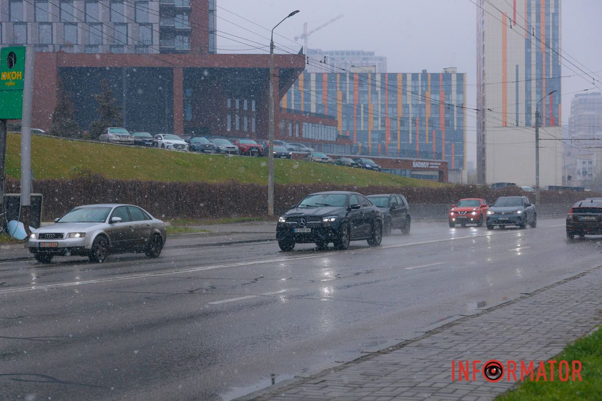 Тюльпани під білою ковдрою: Дніпро у квітні засипає снігом 28