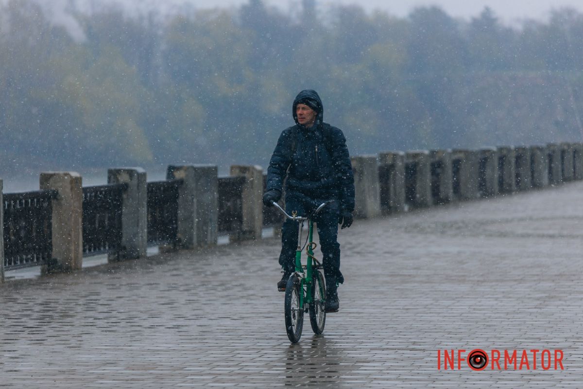 Тюльпани під білою ковдрою: Дніпро у квітні засипає снігом 20