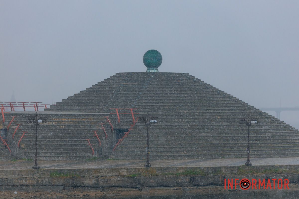 Тюльпани під білою ковдрою: Дніпро у квітні засипає снігом 26