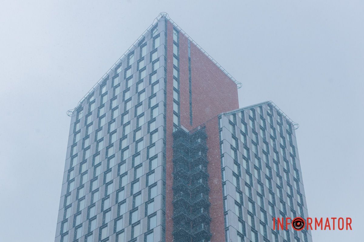 Тюльпани під білою ковдрою: Дніпро у квітні засипає снігом 21